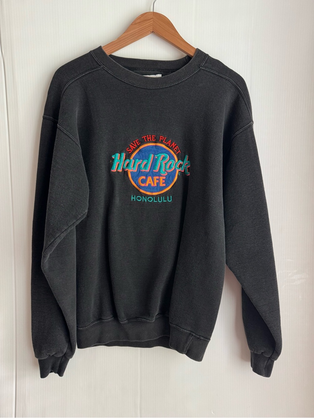 Hard Rock Cafe Black Crewneck Sweatshirt with Multicolor Honolulu Logo